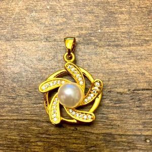 5/$25 Gold pendant with diamonds and pearl.- not authentic